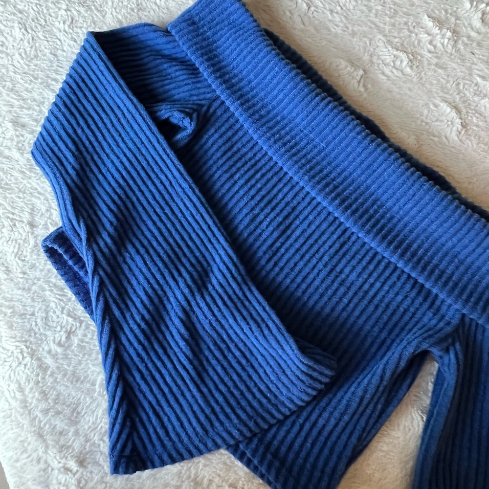 Royal blue off-the-shoulder sweater - Cropped